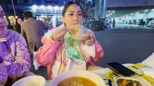 Momen Nagita Slavina Jajan Kaki Lima di Korea (YouTube Rans Entertainment)