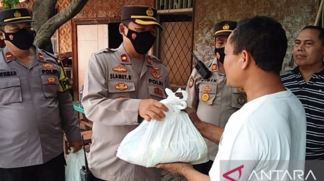 Kapolsek Kebon Jeruk, Kompol Slamet Riyadi saat memberikan bantuan pangan kepada warga korban kebakaran di kebon jeruk, Jakarta Barat, Jumat (21/10/2022) [ANTARA/HO-Polres Metro Jakarta Barat].