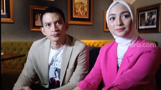 Rezky Aditya dan Citra Kirana di Hard Rock Cafe, Jakarta Selatan pada Jumat (21/10/2022) [Suara.com/Rena Pangesti]