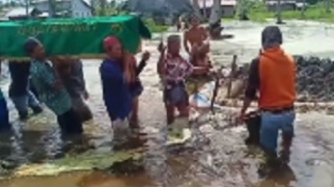 Viral Video Pemakaman Jenazah Saat Banjir, Liang Lahat Terendam hingga Betis Orang Dewasa