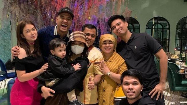 Potret kedekatan Rebecca Klopper dan keluarga Fadly Faisal. (Instagram/@opah_faisal)