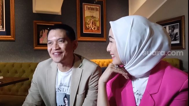 Rezky Aditya dan Citra Kirana di Hard Rock Cafe, Jakarta Selatan pada Jumat (21/10/2022) [Suara.com/Rena Pangesti]