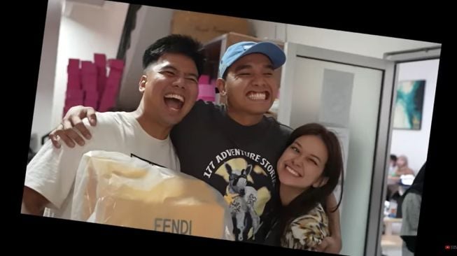 Potret kedekatan Rebecca Klopper dan keluarga Fadly Faisal. (YouTube/Fadli Faisal)