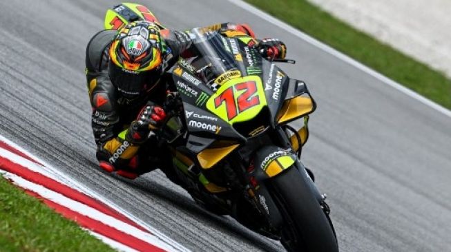 Pembalap Mooney VR46 Racing Team Marco Bezzecchi, melaju melewati tikungan saat latihan bebas pertama MotoGP di Sirkuit Internasional Sepang pada 21 Oktober 2022, jelang Grand Prix Malaysia.Mohd RASFAN / AFP