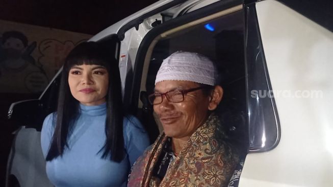 Dinar Candy dan ayahnya ditemui di Mampang, Jakarta Selatan pada Jumat (21/10/2022) [Suara.com/Rena Pangesti]