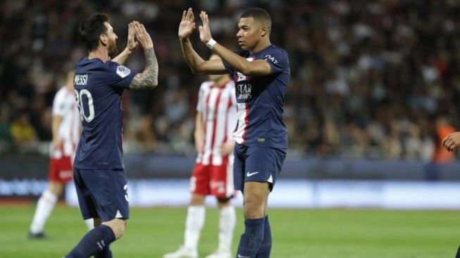 Selebrasi Lionel Messi (kiri) dan Kylian Mbappe melakukan selebrasi setelah Messi mencetak gol. PSG sukses meraih kemenangan 3-0 atas Ajaccio di Stade Francois Cotydalam pada 22 Oktober 2022. ANTARA/AFP/PASCAL POCHARD-CASABIANCA'