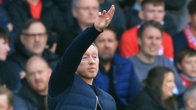 Manajer Nottingham Forest asal Wales, Steve Cooper memberi instruski kepada para pemainnya selama matchday pekan ke-13 Liga Inggris 2022-2023 antara Nottingham Forest vs Liverpool di The City Ground di Nottingham, Inggris tengah, pada 22 Oktober 2022.Lindsey Parnaby / AFP.