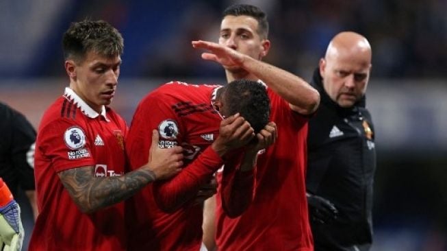 Laga Chelsea Vs MU Memakan Tumbal, Raphael Varane Cedera Sampai Nangis Keluar Lapangan