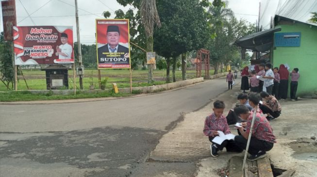 Memanfaatkan Lingkungan Sekolah sebagai Media Pembelajaran