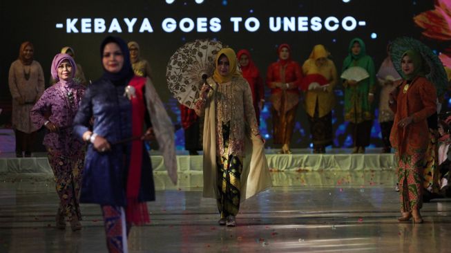 Sejumlah perempuan memperagakan busana kebaya saat Parade Gaya Berkebaya di kompleks Balai Pemuda Surabaya, Jawa Timur, Sabtu (22/10/2022). [ANTARA FOTO/Didik Suhartono/aww]