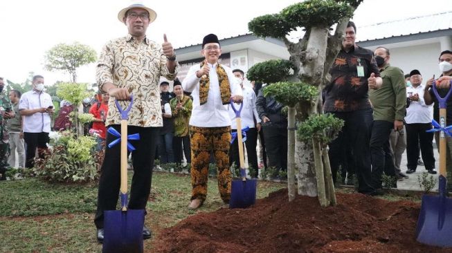 Kang Emil Resmikan TPS3R dari Program CSR Hyundai kepada Pemkab Bekasi