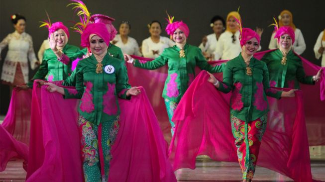 Sejumlah perempuan memperagakan busana kebaya saat Parade Gaya Berkebaya di kompleks Balai Pemuda Surabaya, Jawa Timur, Sabtu (22/10/2022). [ANTARA FOTO/Didik Suhartono/aww]