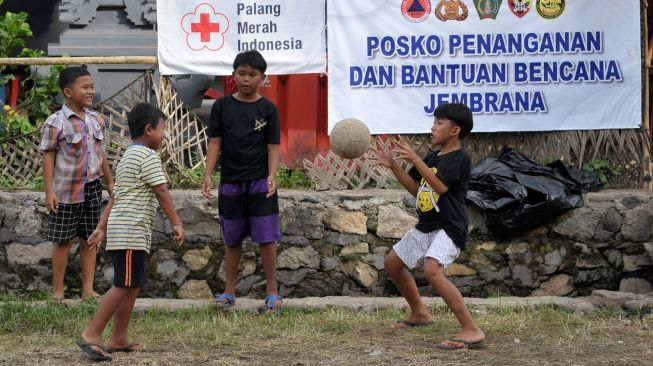 Sejumlah anak bermain bola di Posko Pengungsian Bencana Banjir Bandang, lingkungan Bilukpoh Kangin, Kelurahan Tegal Cangkring, Jembrana, Bali, Sabtu (22/10/2022). [ANTARA FOTO/Nyoman Hendra Wibowo/aww]