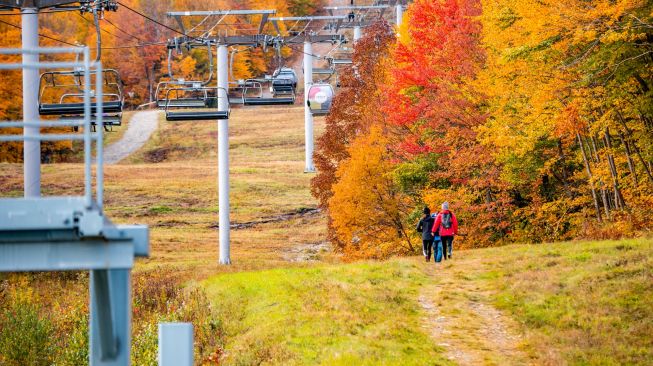 Para pendaki mendaki Taman Nasional Mont-Orford saat musim gugur di Quebec, Kanada, Sabtu (8/10/2022). [Sebastien ST-JEAN / AFP