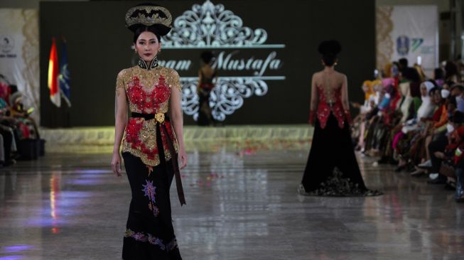 Sejumlah perempuan memperagakan busana kebaya saat Parade Gaya Berkebaya di kompleks Balai Pemuda Surabaya, Jawa Timur, Sabtu (22/10/2022). [ANTARA FOTO/Didik Suhartono/aww]