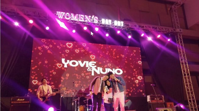 Keseruan konser Yovie & Nuno yang mengajak salah satu penonton untuk menyayi bersama di atas panggung, dalam acara Women's Day Out Yogyakarta hari kedua di Sleman City Hall, Minggu (24/10/2022). (Suara.com/Ayu Nabila)