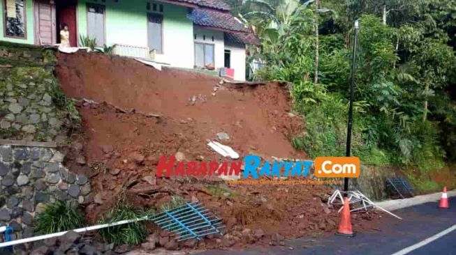 Kondisi Tembok Penahan Tebing di Ciamis yang Ambruk, Satu Rumah Warga Terancam