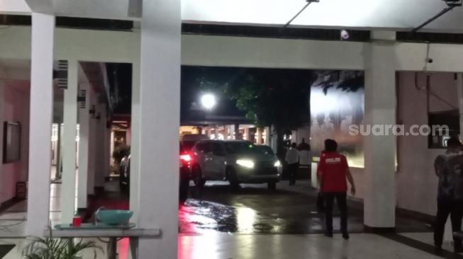 Penampakan mobil Pajero yang membawa Teddy Minahasa saat ditahan di Rutan Polda Metro Jaya. (Suara.com/Yasir)