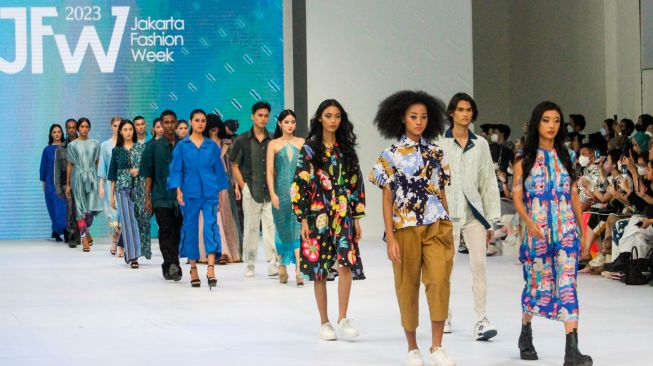 Sejumlah model berjalan di catwalk saat acara pembukaan Jakarta Fashion Week 2023 di Pondok Indah Mall, Jakarta Selatan, Senin (24/10/2022). [Suara.com/Alfian Winanto]