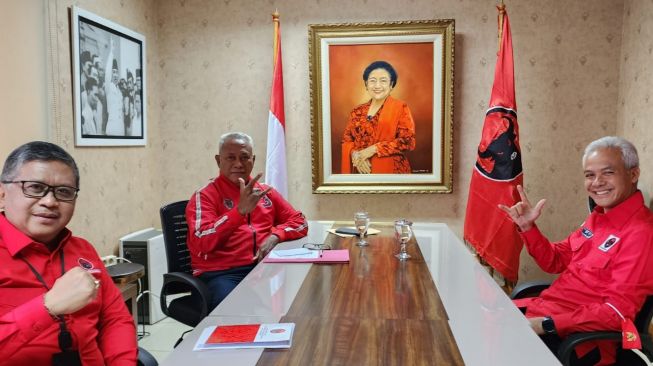 Gubernur Jateng Ganjar Pranowo (kanan) memberikan klarifikasi terkiat ucapannya siap nyapres demi bangsa dan negara di Kantor DPP PDIP di Jalan Diponegoro, Menteng, Jakarta Pusat, Senin (24/10/2022) sore. [Foto dok. PDIP]