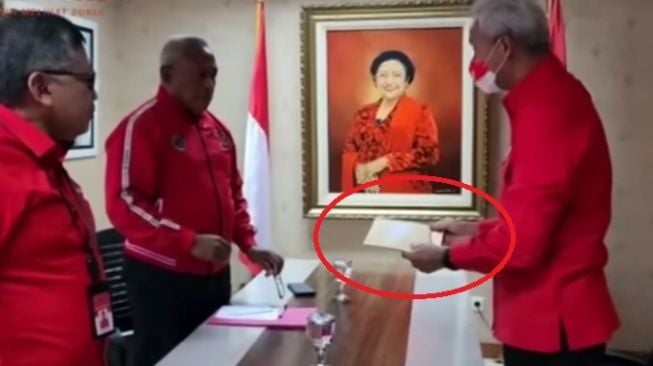 Amplop Coklat Bawaan Ganjar Saat Menghadap PDIP Tuai Sorotan, Apa Isinya?