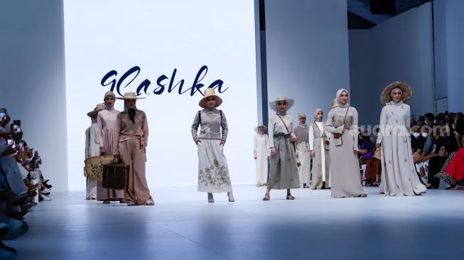 Model memperagakan koleksi busana dari Fashionlink: Signs of Spring di gelaran Jakarta Fashion Week 2023 di Pondok Indah Mall, Jakarta Selatan, Senin (24/10/2022). [Suara.com/Alfian Winanto]