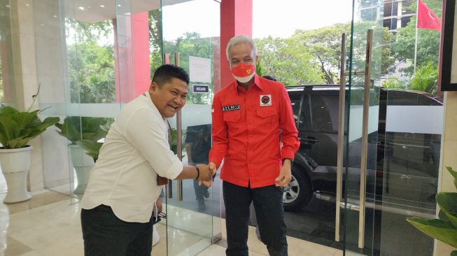 Gubernur Jateng Ganjar Pranowo (kanan) memberikan klarifikasi terkiat ucapannya siap nyapres demi bangsa dan negara di Kantor DPP PDIP di Jalan Diponegoro, Menteng, Jakarta Pusat, Senin (24/10/2022) sore. [Foto dok. PDIP]