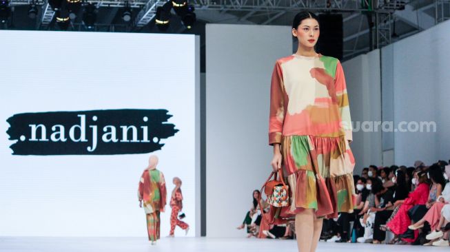 Model memperagakan koleksi busana dari Fashionlink: Signs of Spring di gelaran Jakarta Fashion Week 2023 di Pondok Indah Mall, Jakarta Selatan, Senin (24/10/2022). [Suara.com/Alfian Winanto]