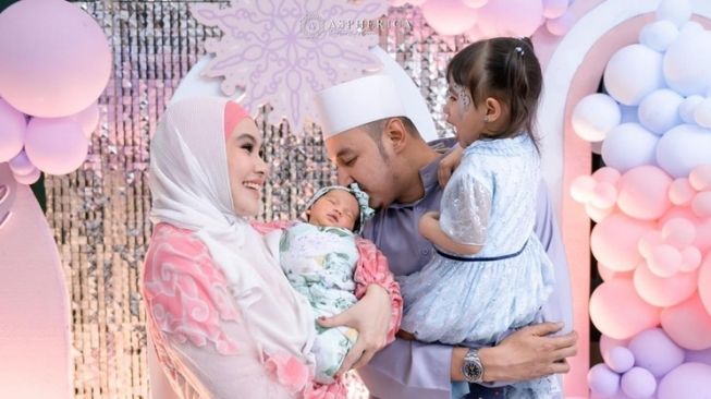 9 Potret Tasyakuran Ultah Anak Kartika Putri, Dirayakan Bareng Akikah Putri Kedua