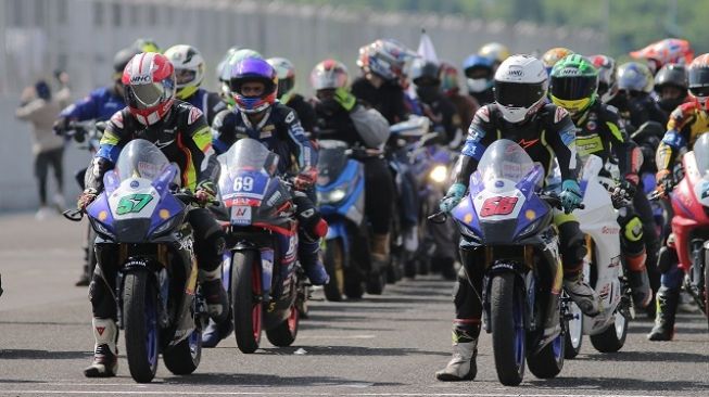 Setelah lari menuju motor masing-masing para rider pun bersiap di garis start Shell bLU cRU Yamaha Endurance Festival 2022  [PT YIMM].