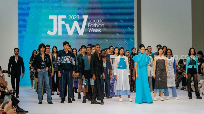 Sejumlah model berjalan di catwalk saat acara pembukaan Jakarta Fashion Week 2023 di Pondok Indah Mall, Jakarta Selatan, Senin (24/10/2022). [Suara.com/Alfian Winanto]