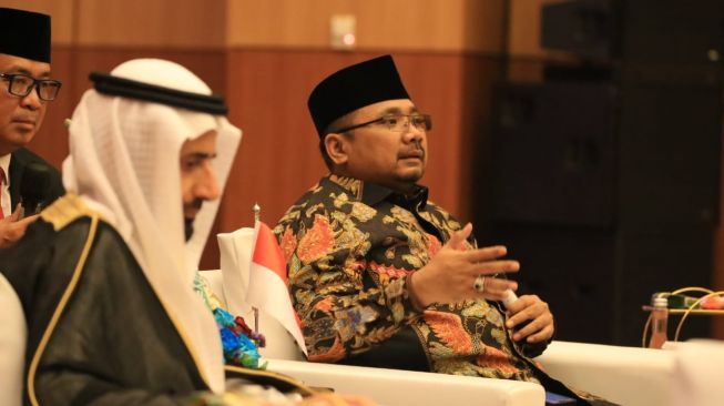 Menteri Agama Yaqut Cholil Qoumas menerima kunjungan Menteri Haji dan Umrah Arab Saudi Tawfiq F Al Rabiah di Auditorium HM Rasjidi Kementerian Agama, Jakarta, Senin (24/10/2022). [Dok. Kemenag]