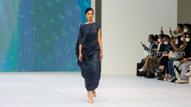 Model berjalan di catwalk saat acara pembukaan Jakarta Fashion Week 2023 di Pondok Indah Mall, Jakarta Selatan, Senin (24/10/2022). [Suara.com/Alfian Winanto]