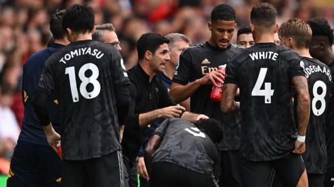 Manajer Arsenal, Mikel Arteta (tengah) memberikan instruksi pada para pemain dalam laga Liga Inggris kontra Southampton di Stadion St Mary's, Minggu (23/10/2022) malam WIB. [BEN STANSALL / AFP]