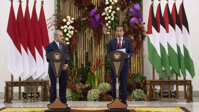 Presiden Joko Widodo (kanan) bersama Perdana Menteri Palestina Mohammad IM Shtayyeh menyampaikan pernyataan pers di Istana Kepresidenan Bogor, Jawa Barat, Senin (24/10/2022). [ANTARA FOTO/Sigid Kurniawan/foc].