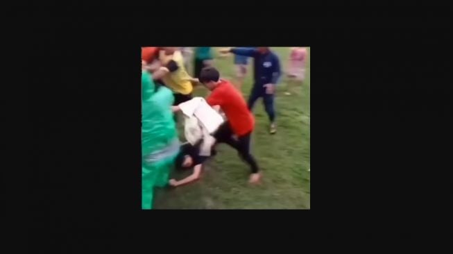 Pertandingan Bola Tarkam Rusuh, Suporter Ribut di Lapangan hingga Injak Kepala Orang Pingsan