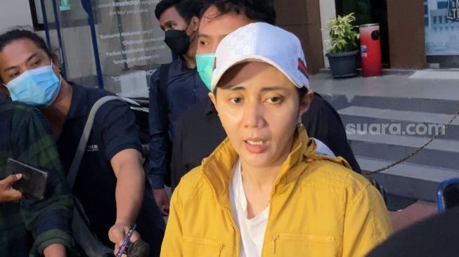 Aida Saskia melaporkan kasus penganiyaan di Polres Metro Jakarta Pusat, Senin i(24/10/2022). [Adiyoga Priyambodo/Suara.com]