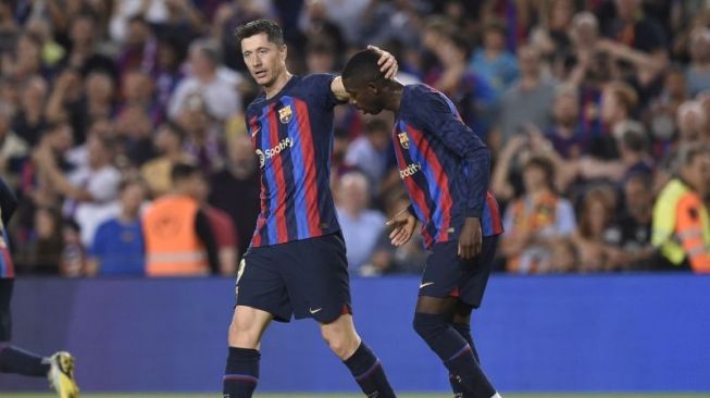 Penyerang Barcelona Robert Lewandowski (kiri) melakukan selebrasi dengan Ousmane Dembele dalam pertandingan Liga Spanyol lawan Athletic Bilbao, di Camp Nou, Barcelona pada 24 Oktober 2022. ANTARA/AFP/JOSEP LAGO