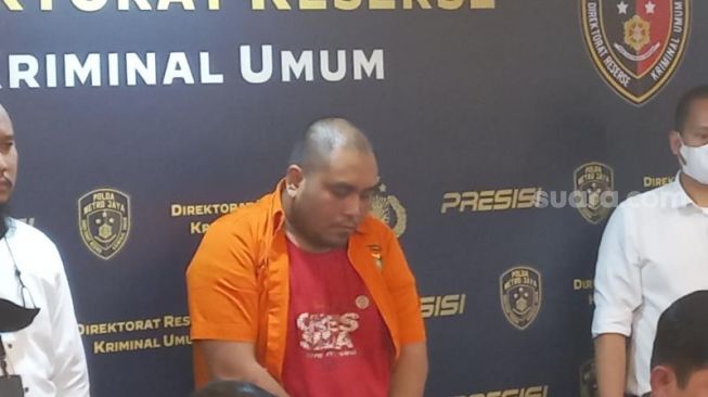 Terdiam dan Menunduk Lesu, Polisi Ekspose Eks Pendeta Muda Rudolf Tobing atas Kasus Pembunuhannya