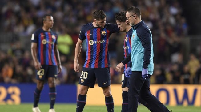 Gelandang Barcelona asal Spanyol, Gavi (tengah) mengalami cedera dan dipaksa meninggalkan lapangan selama matchday pekan ke-11 Liga Spanyol antara FC Barcelona vs Athletic Bilbao di stadion Camp Nou di Barcelona, pada 23 Oktober 2022.Josep LAGO / AFP.