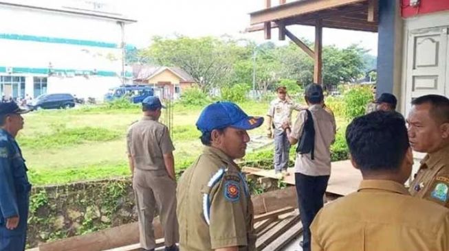 Satpol PP Bongkar Bangunan yang Berdiri di Atas Drainase di Simeulue