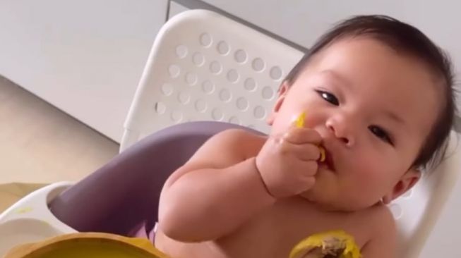 Bikin Gemas! Ini 5 Botret Baby Izz Mukbang, Anak Nikita Willy yang Jalani Metode MPASI BLW