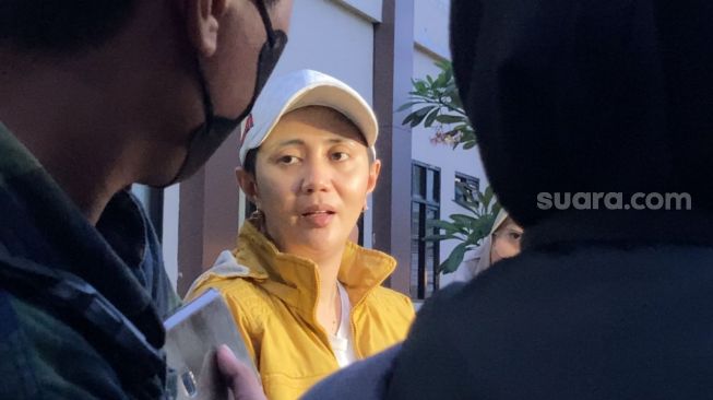 Aida Saskia melaporkan kasus penganiyaan di Polres Metro Jakarta Pusat, Senin i(24/10/2022). [Adiyoga Priyambodo/Suara.com]