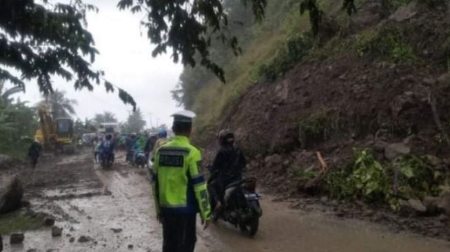 Longsor di Kabupaten Majene, Polisi Berlakukan Sistem Buka Tutup Jalur Trans Sulawesi