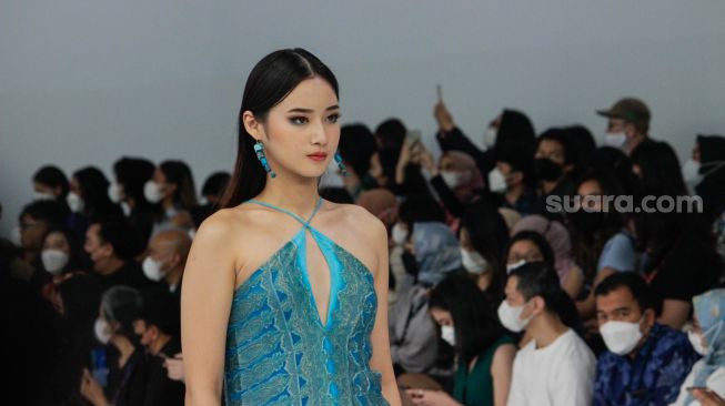 Model berjalan di catwalk saat acara pembukaan Jakarta Fashion Week 2023 di Pondok Indah Mall, Jakarta Selatan, Senin (24/10/2022). [Suara.com/Alfian Winanto]