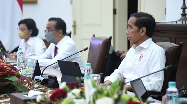 Presiden Joko Widodo (Jokowi) menggelar rapat internal terkait kasus obat penyebab gagal ginjal dengan sejumlah menteri Kabinet Indonesia Maju di Istana Kepresidenan Bogor, Jawa Barat, Senin (24/10/2022). [Foto: Lukas - Biro Pers Sekretariat Presiden]