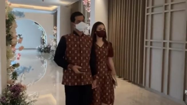 Potret Artis Hadiri Lamaran Kiky Saputri (Instagram/@wedwebs)