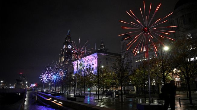 Sebuah karya seni berjudul "Electric Dandelions" oleh Design Studio Liquid PXL, Abram Santa Cruz dipamerkan saat festival River of light di Liverpool, Inggris, Kamis (20/10/2022). [Paul ELLIS / AFP]