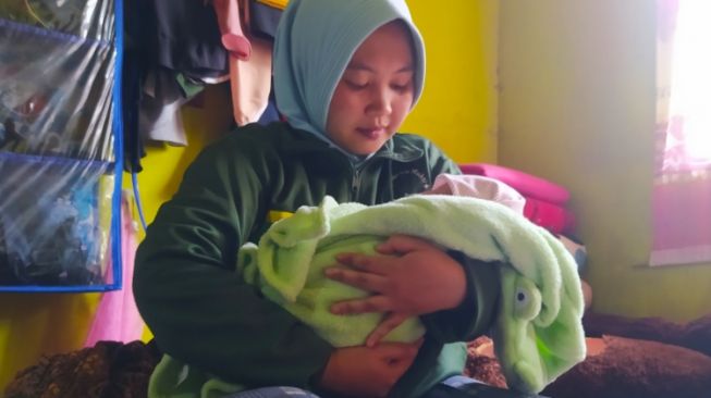 Bayi yyang ditemukan warga di dekat kandang sapi di Kampung Jambudipa, RT 04/02, Desa Jambudipa, Kecamatan Cisarua, Kabupaten Bandung Barat. [Suara.com/Ferrye Bangkit Rizki]