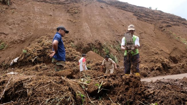 Sejumlah warga bersama relawan menyingkirkan material tanah longsor SD Campurejo, Tretep, Temanggung, Jawa Tengah, Senin (24/10/2022). [ANTARA FOTO/Anis Efizudin/foc].